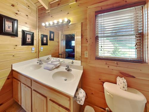 Serenity Peak 3 Bedrooms Sleeps 8 Pool Table Arcade Hot Tub Pool - image 11