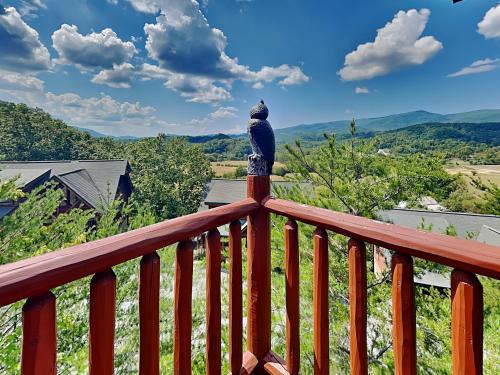 Serenity Peak 3 Bedrooms Sleeps 8 Pool Table Arcade Hot Tub Pool - image 13