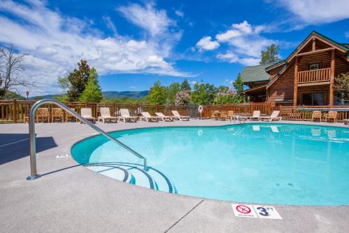 Serenity Peak 3 Bedrooms Sleeps 8 Pool Table Arcade Hot Tub Pool - image 12