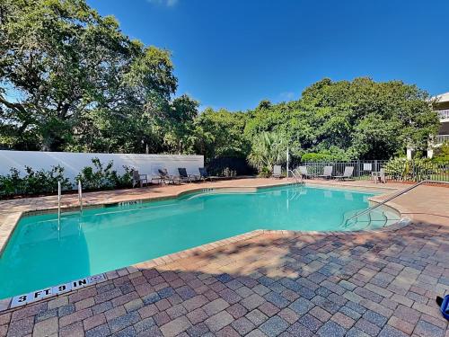 Ocean Reef 305 3 Bedrooms Pool Access Sleeps 6 - image 3