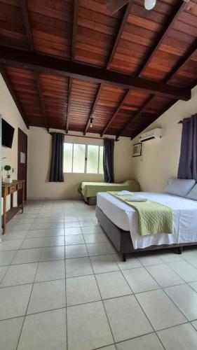 Classic Quadruple Room image 9