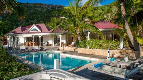 Oceanfront Caribbean Oasis with Romantic Charm