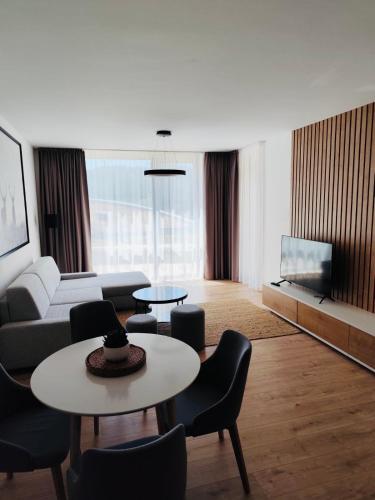 1 queen bed, 1 sofa bed