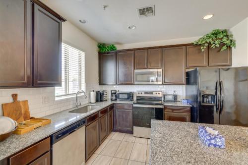 7 Mi to Dtwn Spacious Stay in Phoenix! in ลาวีน