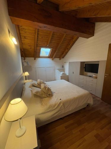 One-Bedroom Apartment image 9