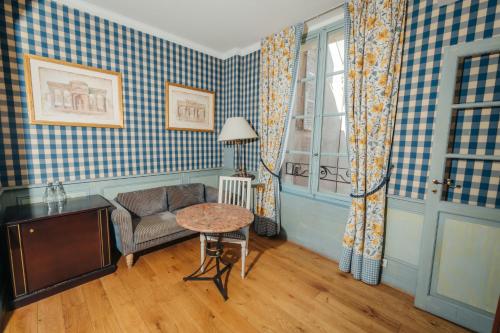 room detail thumbnail 2