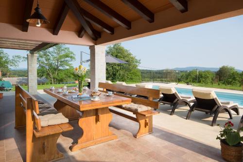 Villa San Martino With Heated Pool , Outside Jacuzzi & Hydromassage bathub in Martinski