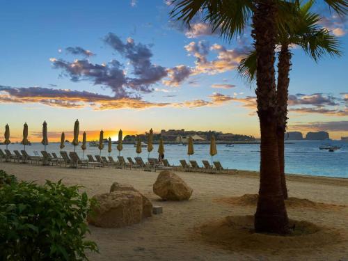Luxury Oasis | Private Beach & Infinity Pool, Dubái