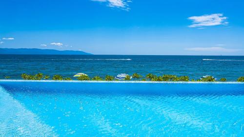 Beachfront Private Pool Theatre Room Views!