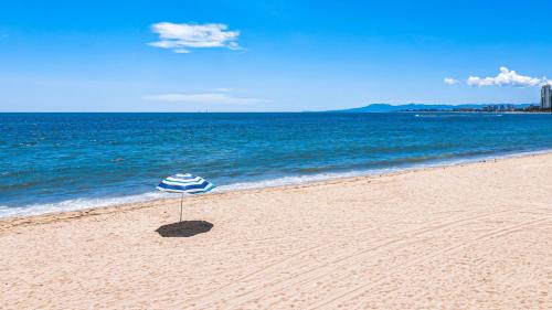 Beachfront Private Pool Theatre Room Views! - image 3