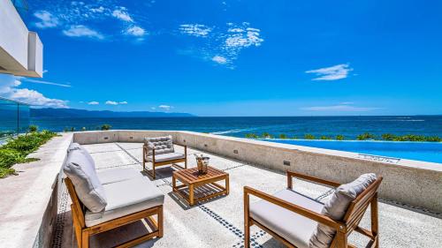 Beachfront Private Pool Theatre Room Views! - image 5