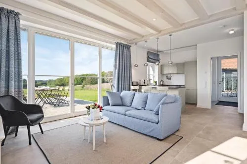 GUT KLETKAMP "Mühlenhof 5" - Ruhige Ferienwohnung mit 3 Schlafzimmern I Terrasse mit See- & Naturblick I Gemeinschaftsgarten I 15 Min zur Ostsee I Küche I Parkplatz I Waschmaschine I WLAN in Kletkamp, Deutschland