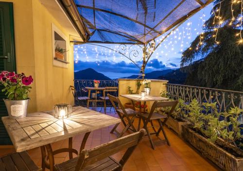 Camera tra le Cinque Terre, Camogli e Portofino. Vista valle e scorcio mare all'orizzonte in Castiglione Chiavarese