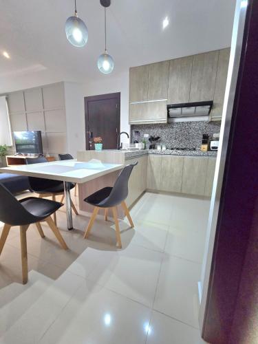 Luminoso, Moderno, Pisicina in Samborondon