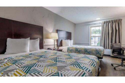 Queen Room with Two Queen Beds - Non-Smoking room in Motel 6 Dallas TX Downtown