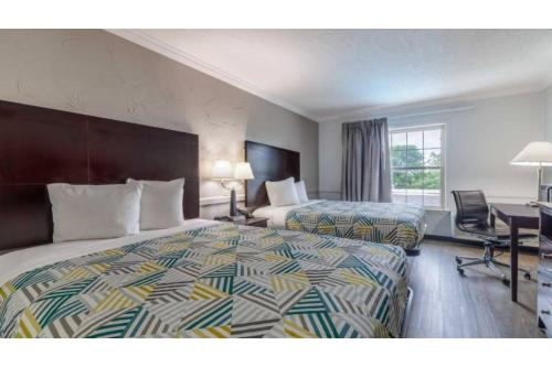 Queen Room with Two Queen Beds - Non-Smoking image 3