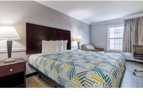 King Room with Roll-in Shower - Disability Access - Non-Smoking image 3