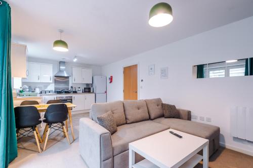 Stylish 2-Bed Apartment, Sleeps 6, Free Parking, Manchester (photo 2)