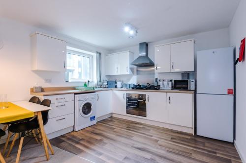 Stylish 2-Bed Apartment, Sleeps 6, Free Parking, Manchester (photo 3)