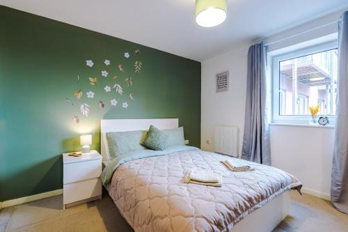 Stylish 2-Bed Apartment, Sleeps 6, Free Parking, Manchester (photo 4)