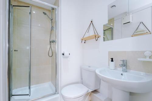 Stylish 2-Bed Apartment, Sleeps 6, Free Parking, Manchester (photo 6)