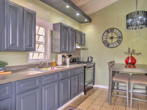 2 Bedroom Dream Cottage-Point Blanche in ポイント ブランチ