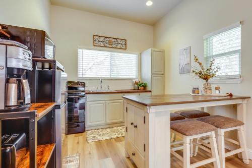 Clear Lake Getaway with Dock Access and Shared Yard! in Lucerne (Kalifornia)