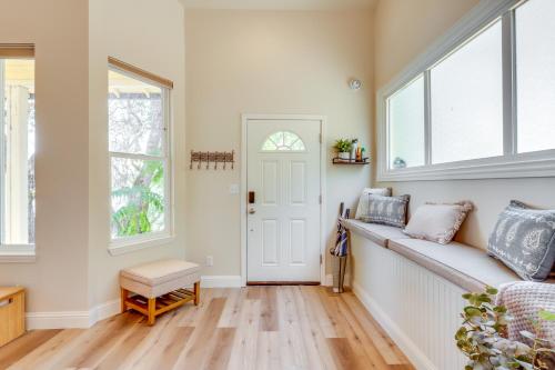 Clear Lake Getaway with Dock Access and Shared Yard! in Lucerne (Kalifornia)