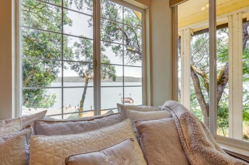 Clear Lake Getaway with Dock Access and Shared Yard! in Lucerne (Kalifornia)