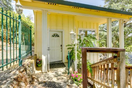 Clear Lake Getaway with Dock Access and Shared Yard! in Lucerne (Kalifornia)