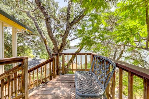 Clear Lake Getaway with Dock Access and Shared Yard! in Lucerne (Kalifornia)