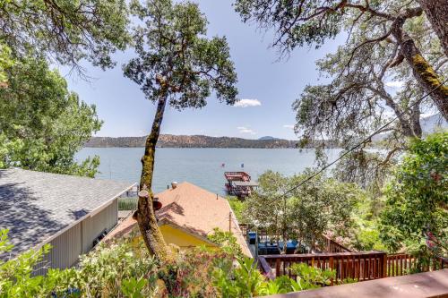 Clear Lake Getaway with Dock Access and Shared Yard! in Lucerne (Kalifornia)