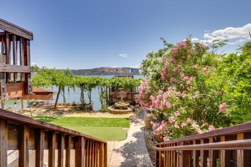 Clear Lake Getaway with Dock Access and Shared Yard! in Lucerne (Kalifornia)