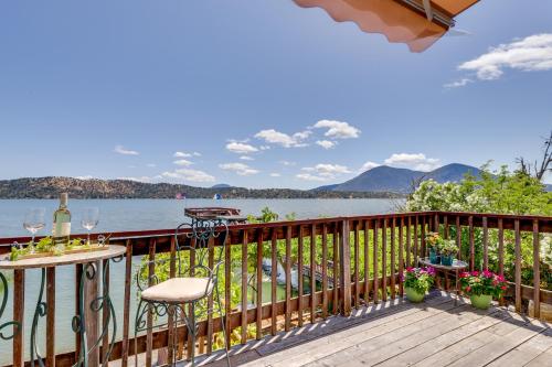 Shared Boat Dock at Clear Lake Couples Retreat in Lucerne (Kalifornia)