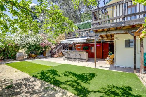 Shared Boat Dock at Clear Lake Couples Retreat in Lucerne (Kalifornia)