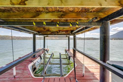 Shared Boat Dock at Clear Lake Couples Retreat in Lucerne (Kalifornia)