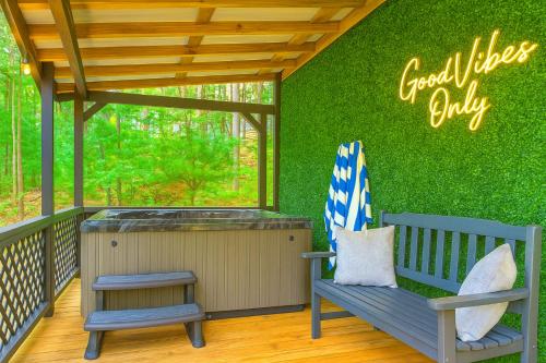 Meadow Retreat - Hot Tub, Fire Pit & Games in Morganton, USA