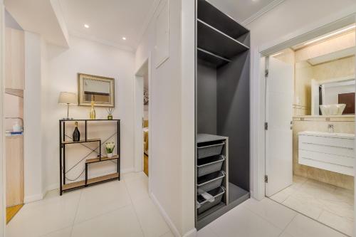 Deluxe One-Bedroom Apartment image 5