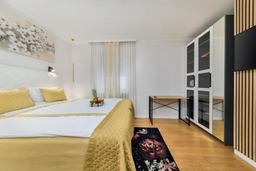 Deluxe One-Bedroom Apartment image 3