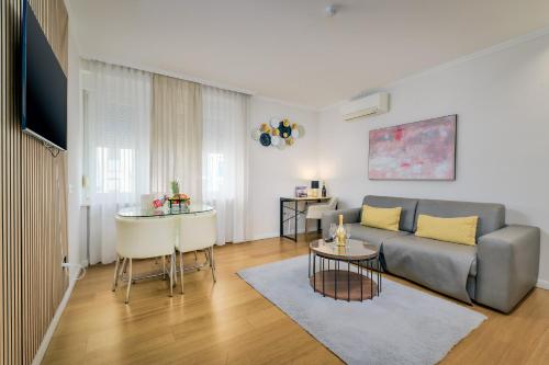 Deluxe One-Bedroom Apartment image 2