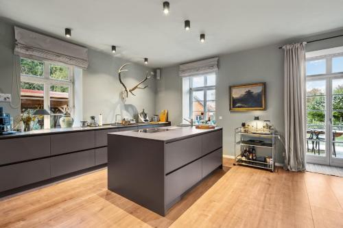 virtuve, Rückzugsort Försterei - naturnah (GUT KLETKAMP "Forsterei" - Freistehendes Backsteinhaus mit 4 Schlafzimmern ruhig am Waldrand gelegen) in Blekendorf