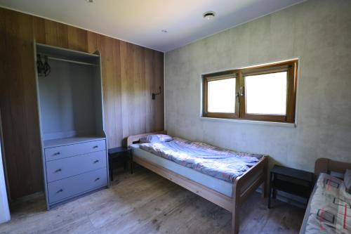 2 bedrooms, 6 beds