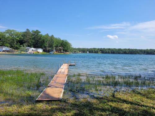 Lake Therapy - Lakefront, Charming, And Fun! in Mancelona, USA