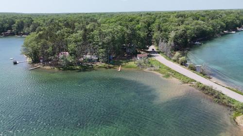 Lake Therapy - Lakefront, Charming, And Fun! in Mancelona, USA