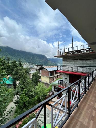 The essence of mountains - מהות ההרים in Siyal