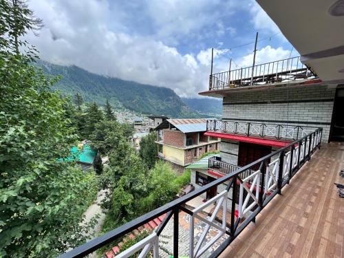 The essence of mountains - מהות ההרים in Siyal