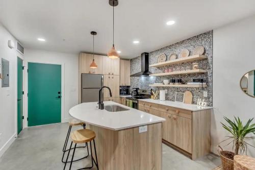 Maven Stay near Tracy Aviary