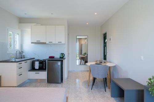 Captain's Apartments in Olive Grove - Μουσάτα
