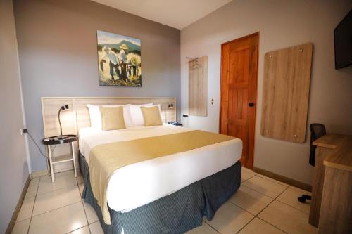 Deluxe Double Room image 6