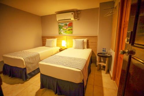 Twin Room image 2